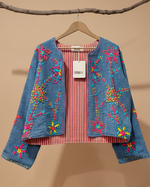 Carregar imagem no visualizador da galeria, Casaco denim bordado fundo bege - frontal
