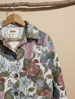Carregar imagem no visualizador da galeria, Casaco floral detalhe com fundo bege profissional
