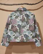 Carregar imagem no visualizador da galeria, Casaco floral traseira com fundo bege profissional
