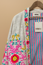 Carregar imagem no visualizador da galeria, Casaco linho bordado fundo bege - detalhe
