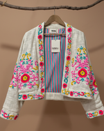 Carregar imagem no visualizador da galeria, Casaco linho bordado fundo bege - frontal
