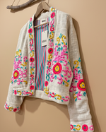 Carregar imagem no visualizador da galeria, Casaco linho bordado fundo bege - lateral
