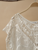 Carregar imagem no visualizador da galeria, Casaco renda - detalhe com fundo bege
