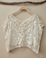 Carregar imagem no visualizador da galeria, Casaco renda - vista frontal com fundo bege
