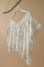 Carregar imagem no visualizador da galeria, Casaco renda - vista lateral com fundo bege
