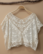 Carregar imagem no visualizador da galeria, Casaco renda - vista traseira com fundo bege
