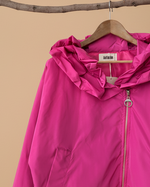 Carregar imagem no visualizador da galeria, Casaco rosa pink fundo bege - detalhe
