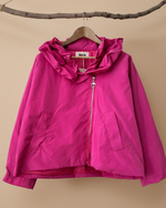 Carregar imagem no visualizador da galeria, Casaco rosa pink fundo bege - frontal
