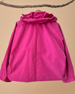 Carregar imagem no visualizador da galeria, Casaco rosa pink traseira com folho fundo bege
