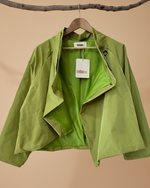 Carregar imagem no visualizador da galeria, Casaco verde aberto fundo bege
