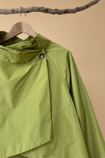 Carregar imagem no visualizador da galeria, Casaco verde fundo bege - detalhe
