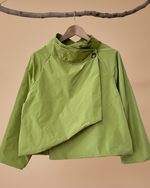 Carregar imagem no visualizador da galeria, Casaco verde fundo bege - frontal
