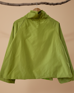 Carregar imagem no visualizador da galeria, Casaco verde fundo bege - traseira
