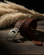 Carregar imagem no visualizador da galeria, Cinto concho radiante - Estúdio vertical
