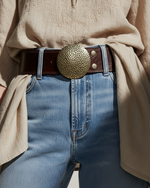 Carregar imagem no visualizador da galeria, Cinto pele premium - Close-up anca
