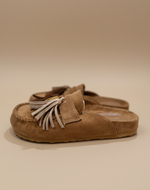 Carregar imagem no visualizador da galeria, Clogs com franjas em fundo de estúdio profissional
