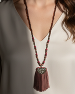 Carregar imagem no visualizador da galeria, Close-up do colar burgundy no pescoço
