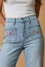 Carica l'immagine nel visualizzatore della galleria,Close-up embroidery detail on jeans pockets
