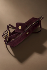 Cargue la imagen en el visor de la galería,Clutch bordeaux de cima com fecho aberto, fundo castanho quente
