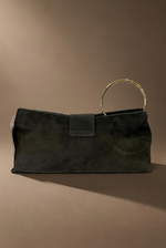 Cargue la imagen en el visor de la galería,Clutch verde com painel liso e aro à direita, fundo castanho quente
