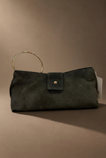 Cargue la imagen en el visor de la galería,Clutch verde vista frontal com etiqueta creme, fundo castanho quente
