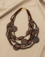 Chargez l'image dans la visionneuse de la galerie,Colar de contas de madeira em fundo bege
