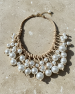 Carregar imagem no visualizador da galeria, Colar de pérolas - flat lay
