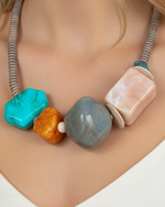 Load image in the gallery viewer,Colar pedras naturais - close-up detalhes
