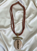 Carregar imagem no visualizador da galeria, Colar étnico madeira - Flat lay
