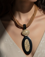 Carregar imagem no visualizador da galeria, Colar étnico zebra - Close-up
