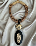 Carregar imagem no visualizador da galeria, Colar étnico zebra - Flat lay
