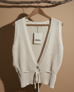 Carregar imagem no visualizador da galeria, Colete bege frontal - fundo estúdio bege
