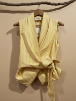 Carregar imagem no visualizador da galeria, Colete com laço na cintura - fundo bege
