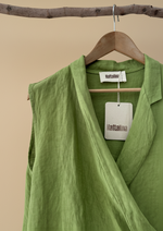 Carregar imagem no visualizador da galeria, Colete linho verde - detalhe
