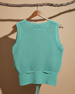 Carregar imagem no visualizador da galeria, Colete turquesa traseira - fundo estúdio bege
