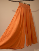 Carica l'immagine nel visualizzatore della galleria,Conjunto laranja pantalonas lateral
