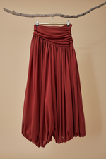 Load image in the gallery viewer,Conjunto vermelho saia costas
