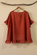 Chargez l'image dans la visionneuse de la galerie,Costas — blusa terracota folhos fundo bege
