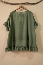 Chargez l'image dans la visionneuse de la galerie,Costas — blusa verde militar folhos fundo bege
