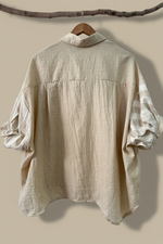 Carregar imagem no visualizador da galeria, Costas — camisa bege riscas fundo bege
