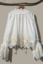 Load image in the gallery viewer,Costas da blusa branca com renda
