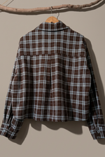 Load image in the gallery viewer,Costas da camisa aos quadrados
