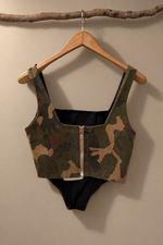 Load image in the gallery viewer,Costas do top camuflado com sombras dramáticas
