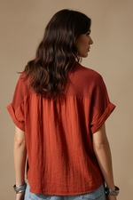 Carica l'immagine nel visualizzatore della galleria,Costas - Modelo Naftalina (blusa fiel ao original)

