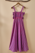 Carregar imagem no visualizador da galeria, Costas — vestido xadrez rosa fundo bege
