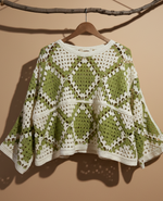 Carregar imagem no visualizador da galeria, Crochet granny square verde frontal - fundo estúdio bege
