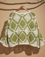 Carregar imagem no visualizador da galeria, Crochet granny square verde traseira - fundo estúdio bege
