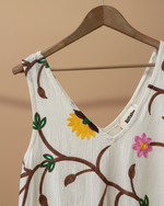 Carregar imagem no visualizador da galeria, Detalhe bordados e etiqueta - fundo estúdio bege
