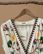 Carregar imagem no visualizador da galeria, Detalhe bordados - fundo estúdio bege
