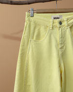 Carregar imagem no visualizador da galeria, Detalhe calças amarelas - fundo bege
